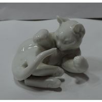Статуэтка фарфоровая "Котик. Игра с хвостом" 60-е годы фирма Розенталь. Германия. Высота 4 см. Длина 5.5 см. Целая, без реставрации.