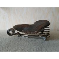 Старинное седло велосипеду марки "Рига". СССР, ЛатССР, Рижский мотовелосипедный завод RVR.