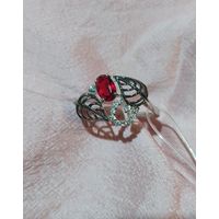 Кольцо с красным камнем и фианитами размер 18.5 серебро