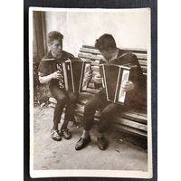 Фото двух баянистов. 8.5х12 см.