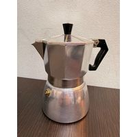 Классическая гейзерная кофеварка (мокка).