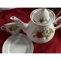 Чайный сервиз с большим заварником и чашками