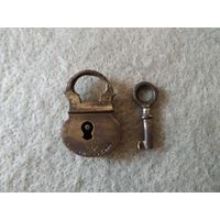 Старинный миниатюрный навесной замочек. Мастер Рыженьковъ, с. Павлово Нижегородской губернии, Российская империя, 19 век.