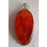 Янтарный крупный кулон.