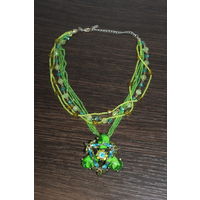 Бусы из бисера с металлической подвеской.